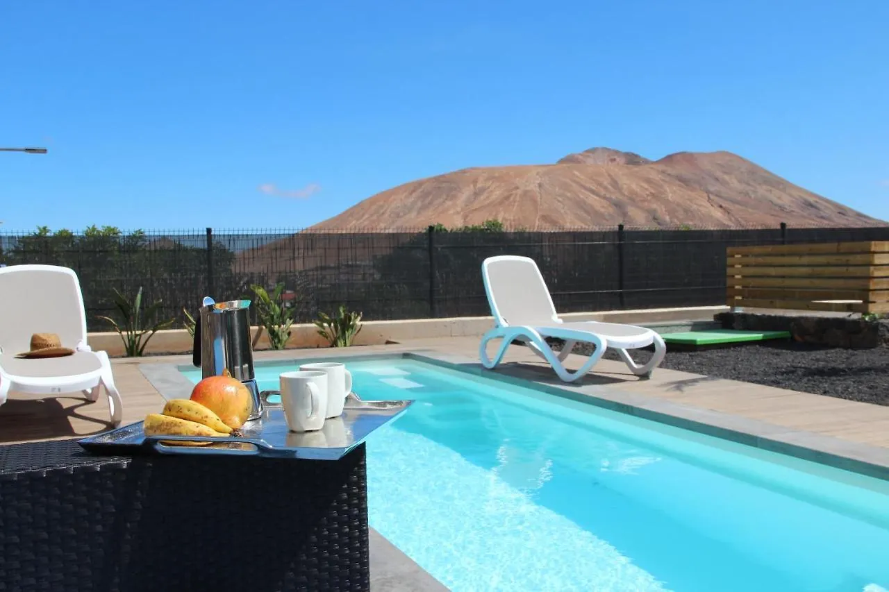 別荘 Villa La Tabaiba- Bright Open Spaces, Private & Heated Pool ラ・オリーバ