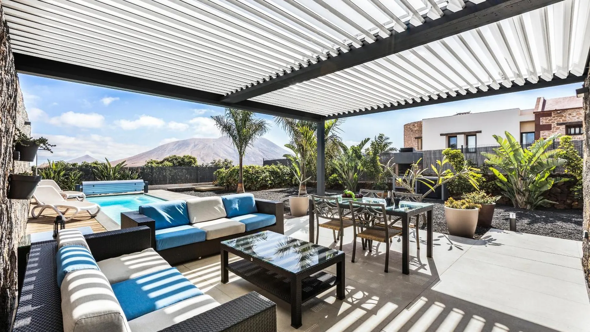 Villa La Tabaiba- Bright Open Spaces, Private & Heated Pool ラ・オリーバ
