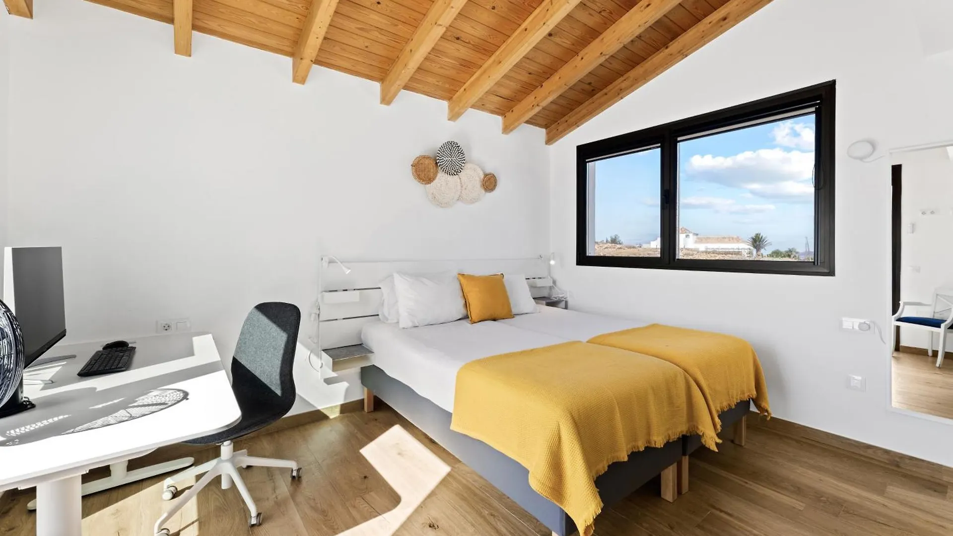 Villa La Tabaiba- Bright Open Spaces, Private & Heated Pool ラ・オリーバ スペイン