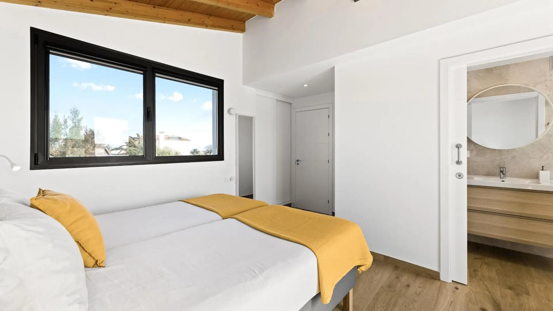 Villa La Tabaiba- Bright Open Spaces, Private & Heated Pool ラ・オリーバ 別荘